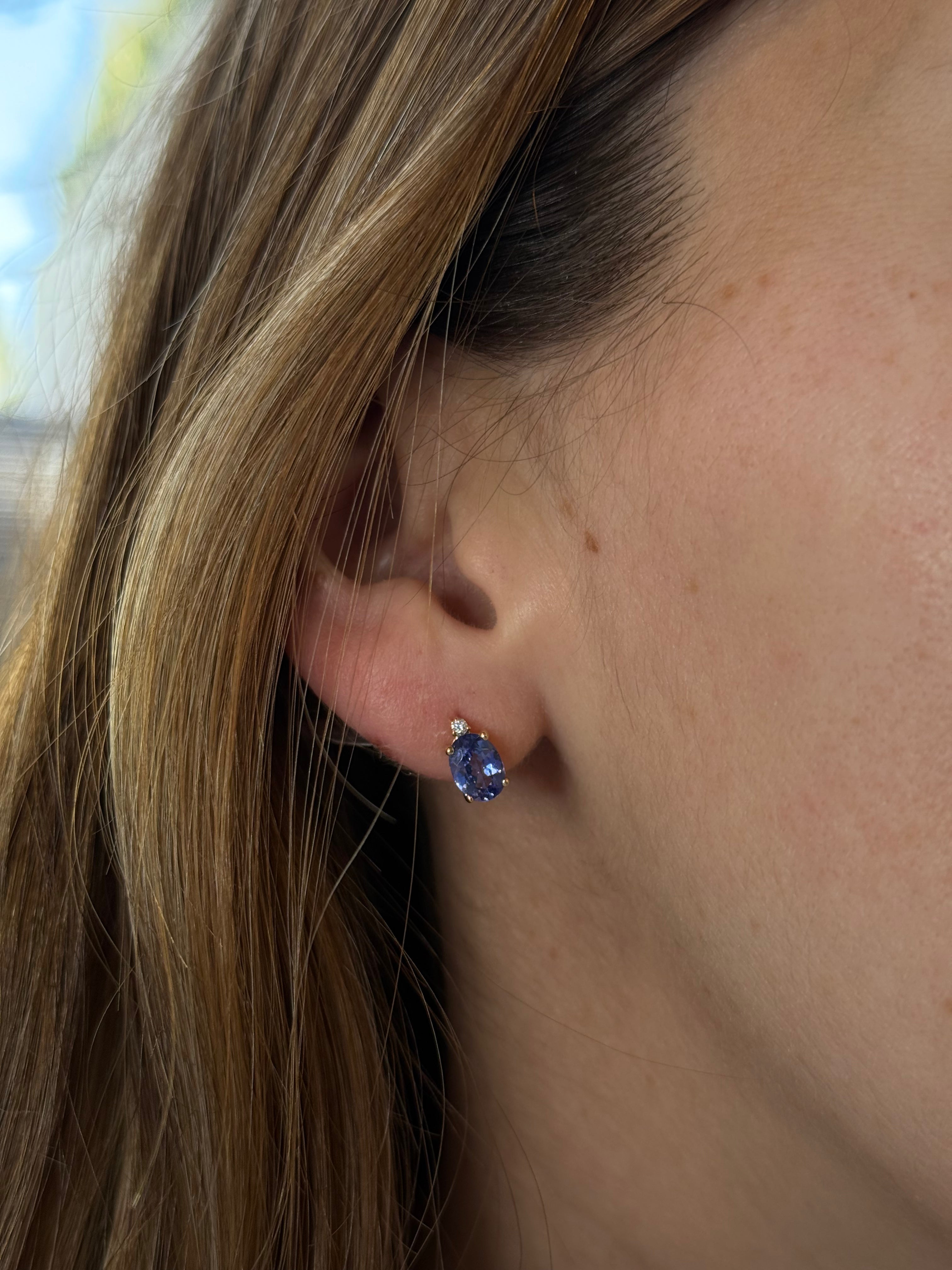 Aretes Tanzanita Ovalada con Diamante