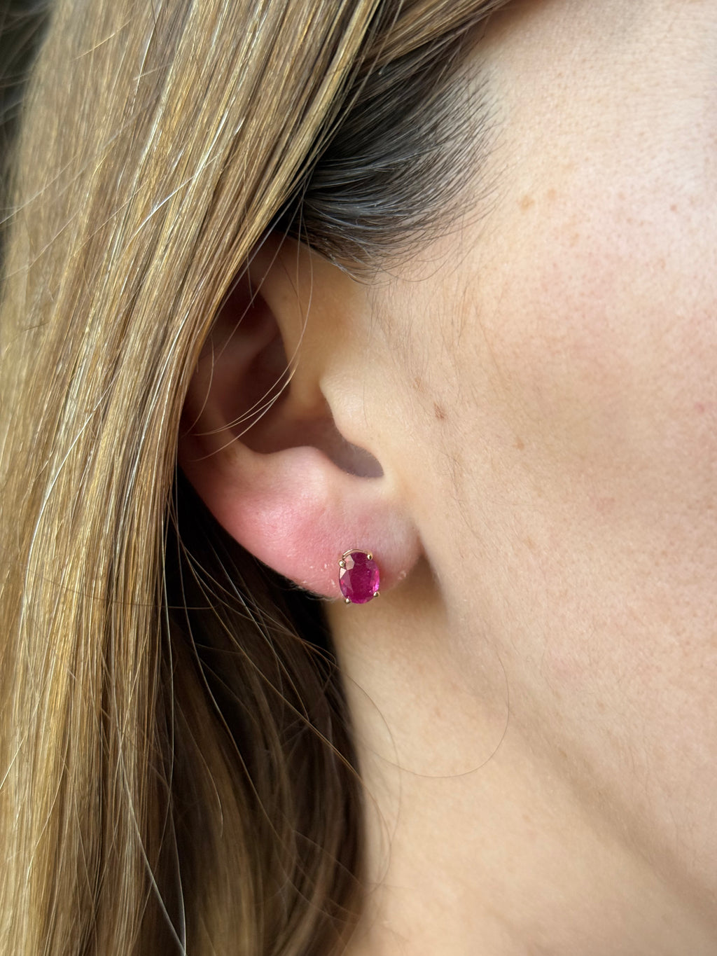 Studs Rubí