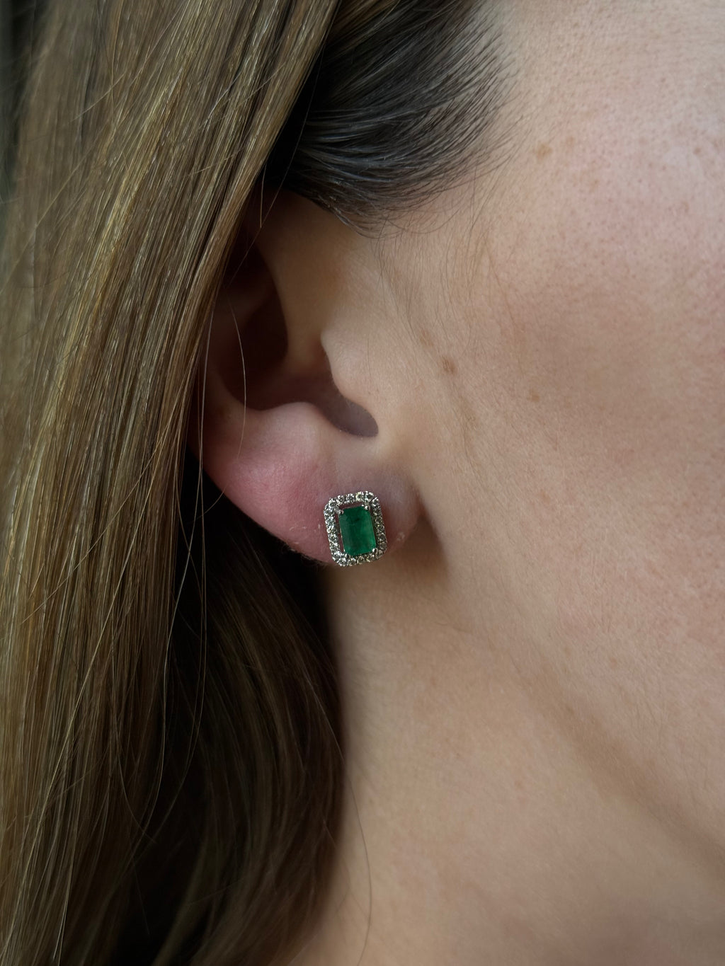 Aretes Esmeralda Rectangular con Halo Diamantes