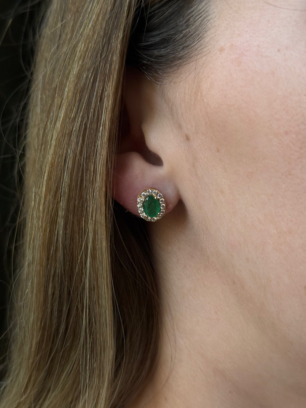 Aretes Esmeralda Ovalada con Halo Diamantes