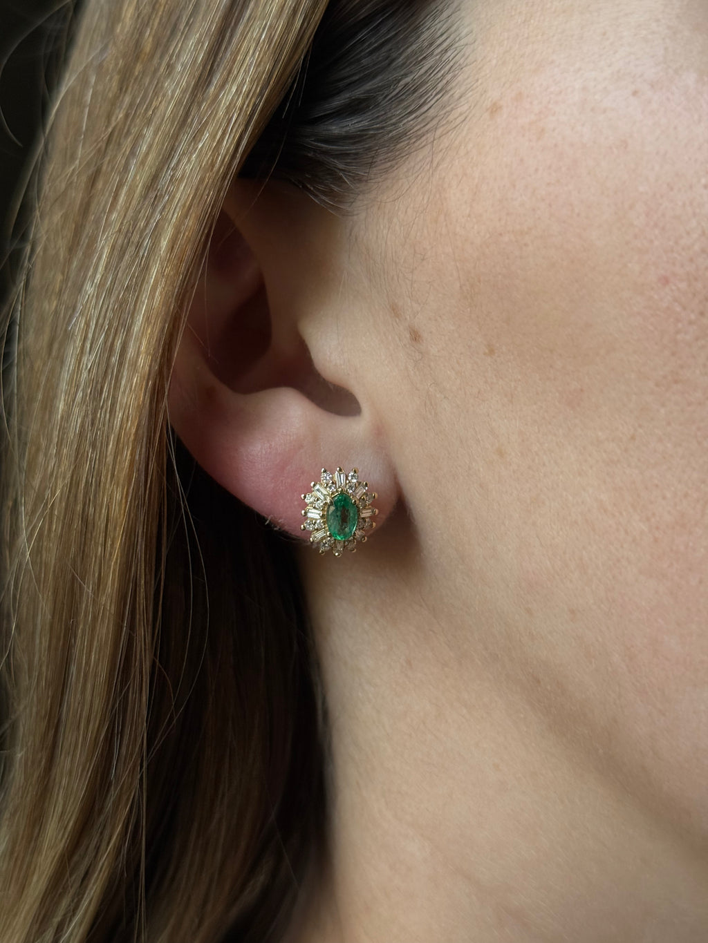 Aretes Esmeralda Ovalada y Halo Diamantes