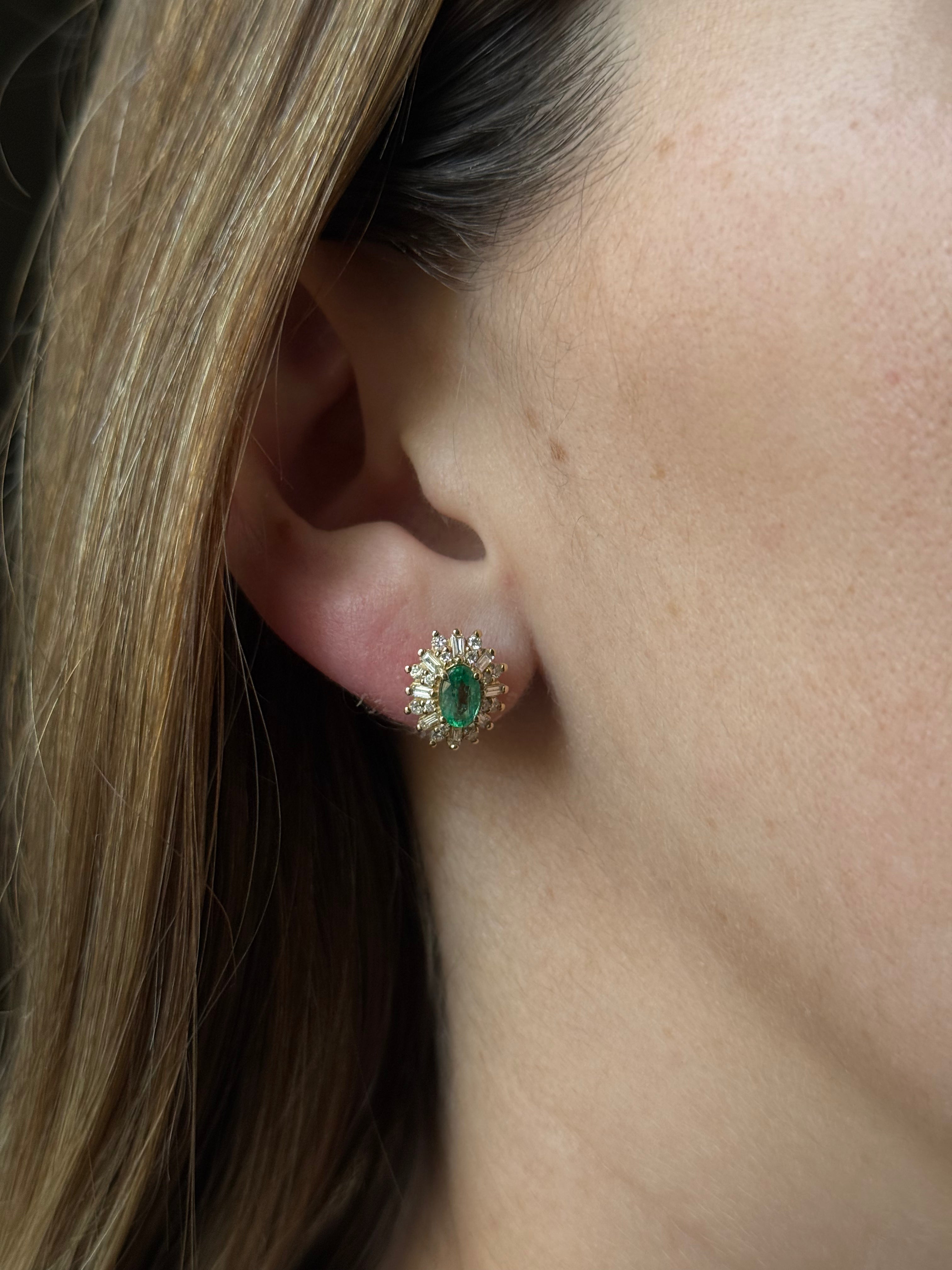 Aretes Esmeralda Ovalada y Halo Diamantes