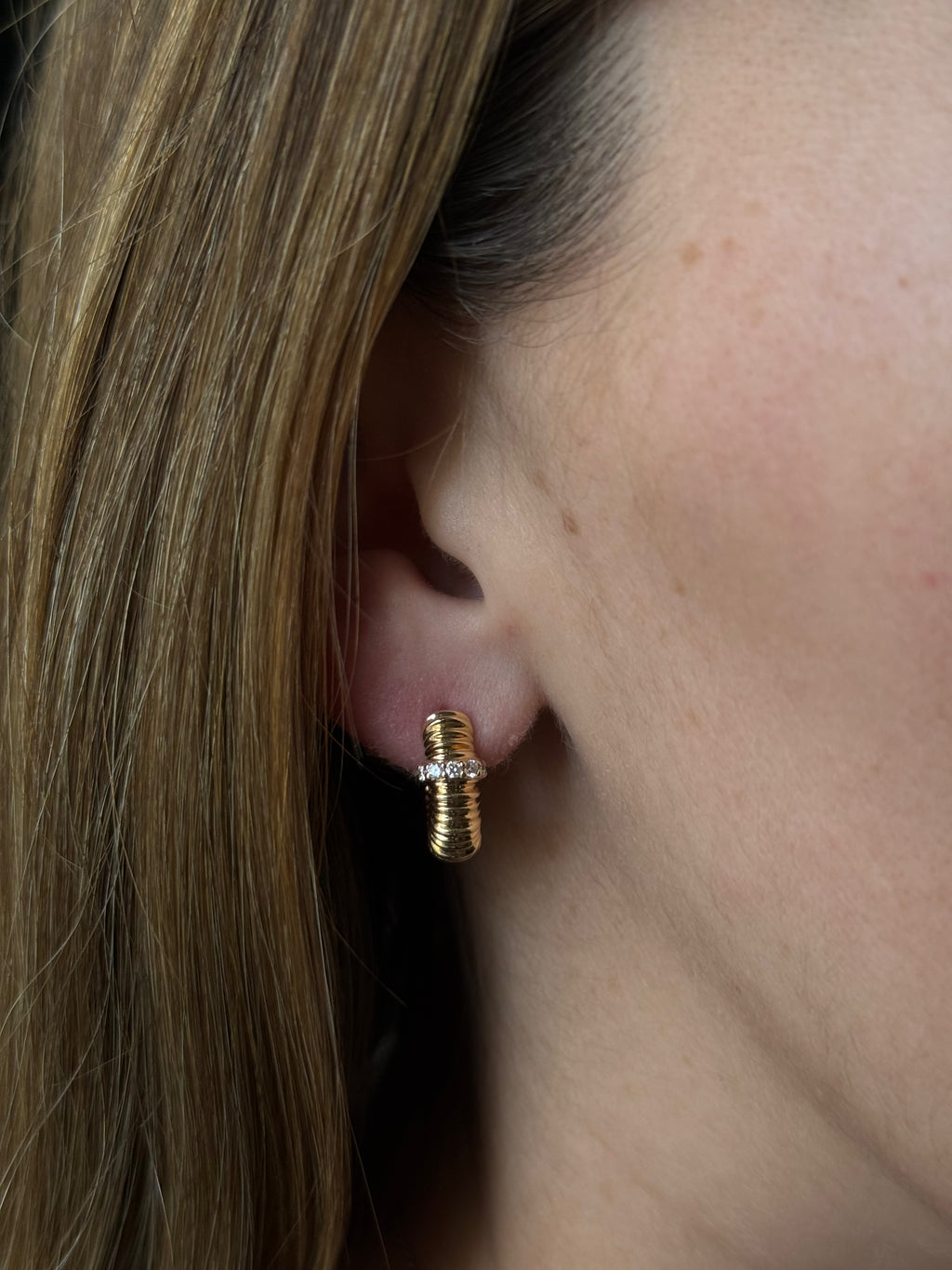 Arrracadas Acanaladas con Diamantes