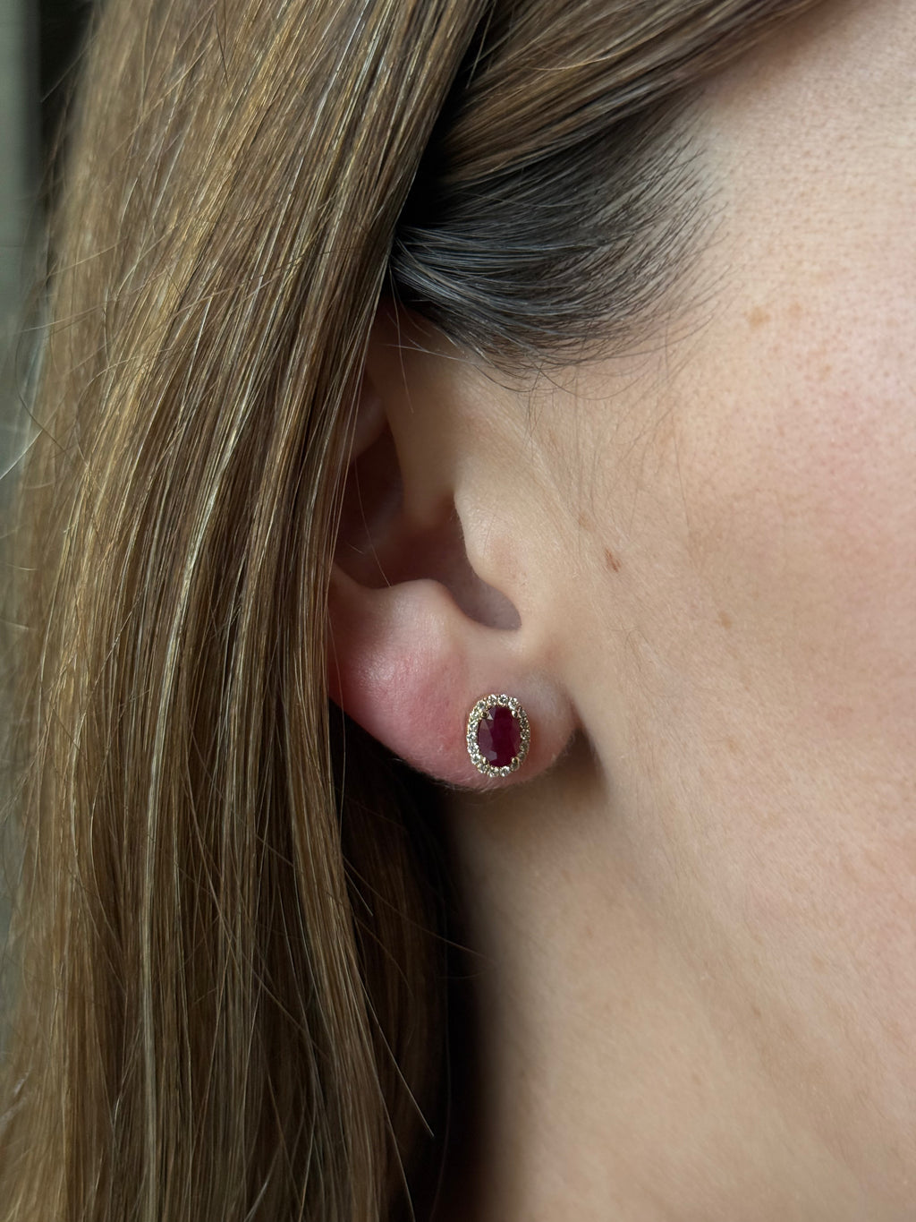 Aretes Rubí Ovalado con Halo Diamantes