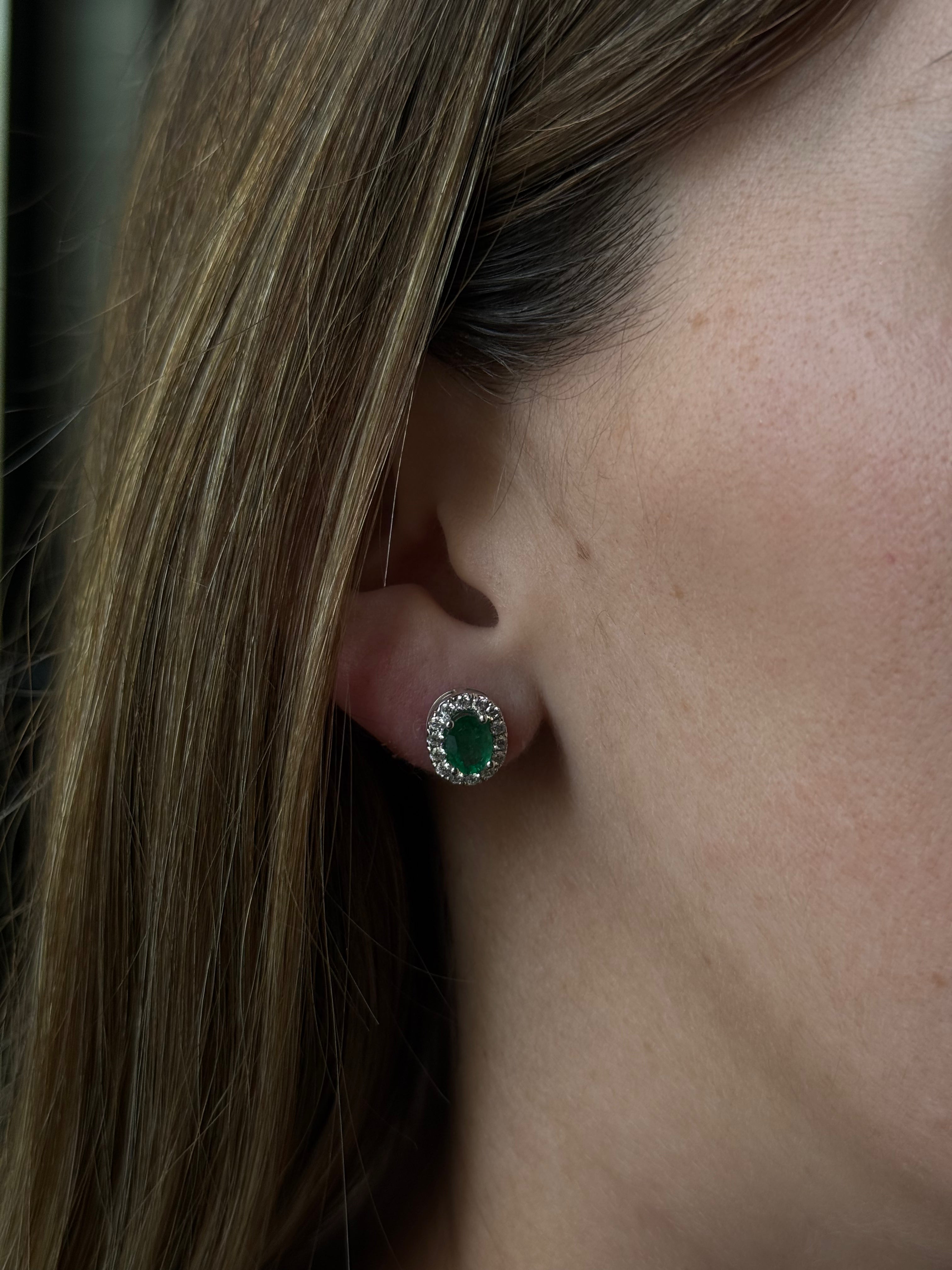 Aretes Esmeralda Ovalada con Halo Diamantes