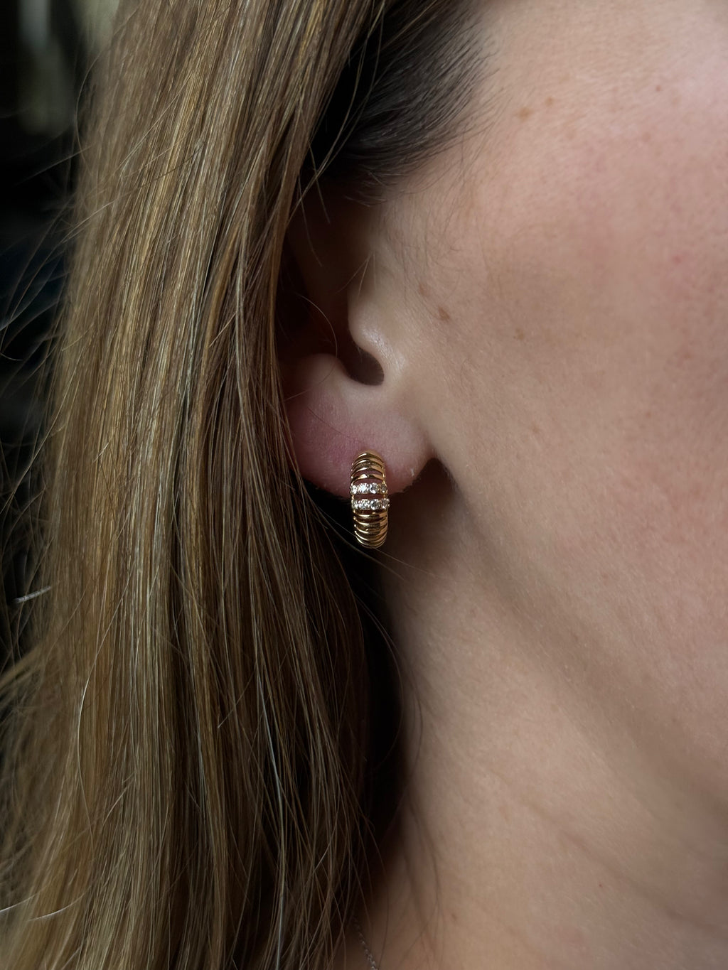 Arracadas Acanaladas con Diamantes