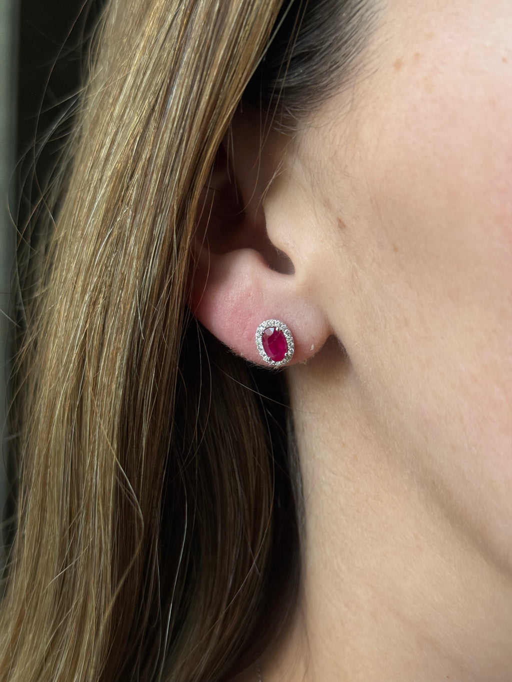 Aretes Rubí Ovalado con Halo Diamantes