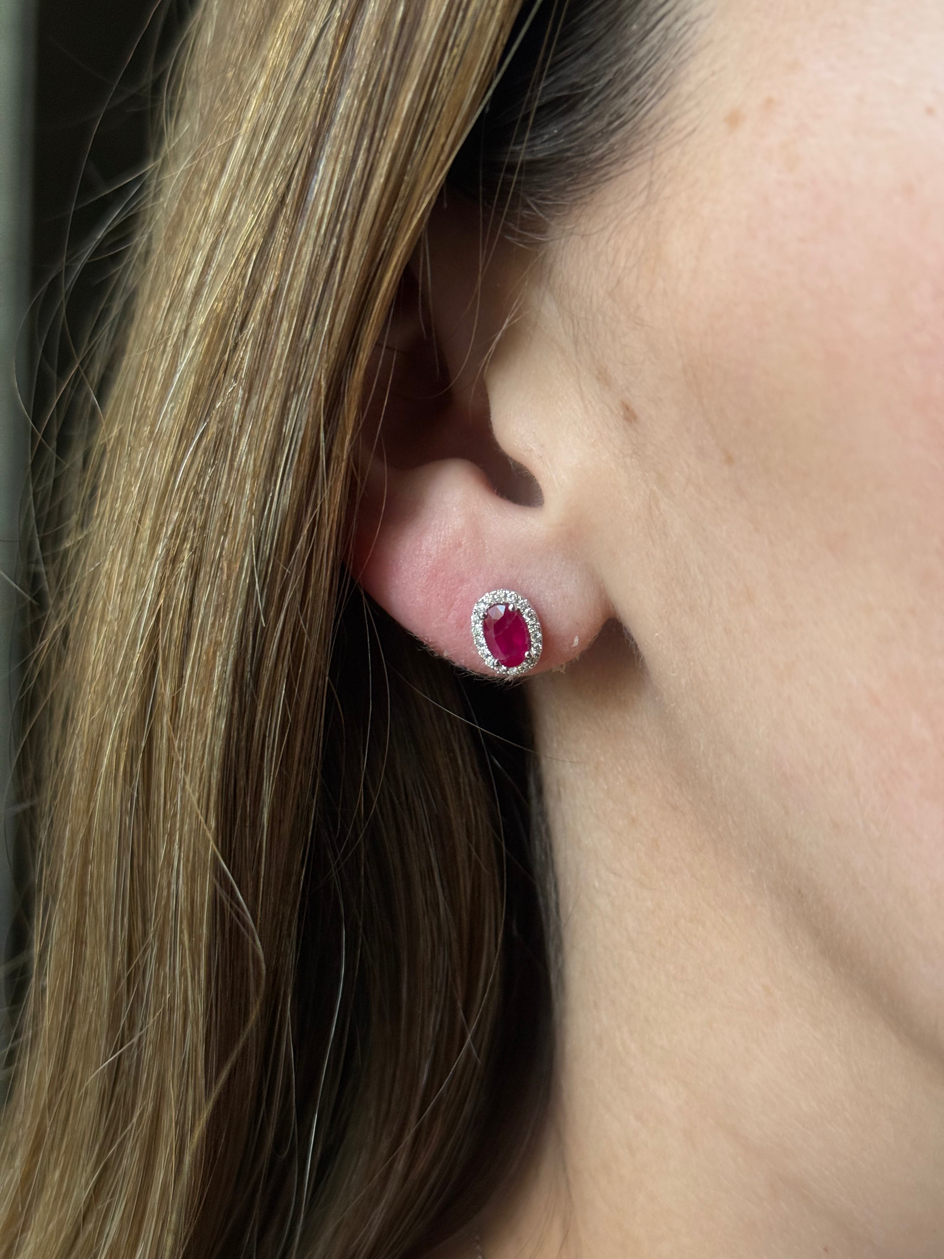 Aretes Rubí Ovalado con Halo Diamantes