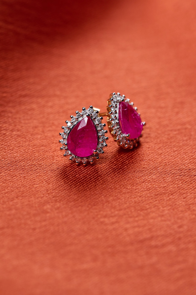 Aretes Rubí Gota con Halo Diamantes