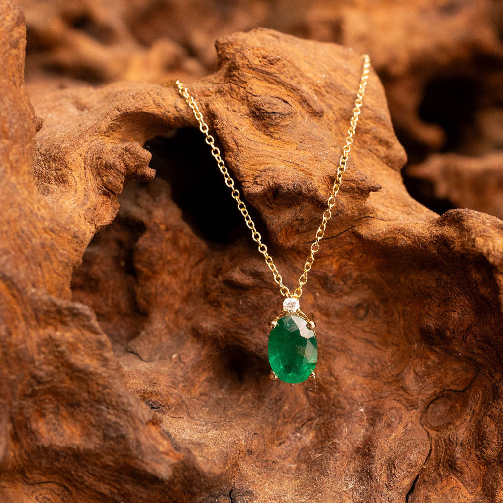 Collar Esmeralda Ovalada con Diamante