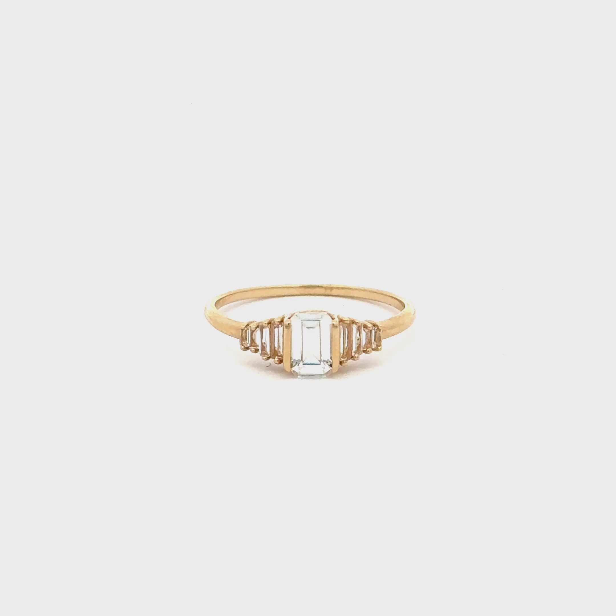 Anillo Topacio Blanco tipo Barrel Shield